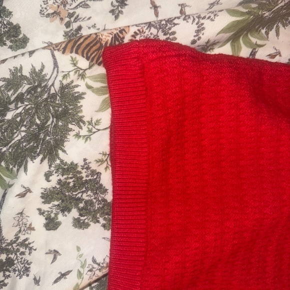 Red button up top - Picture 6 of 6